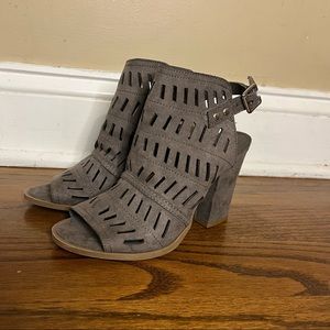 NWT Christian Siriano Winter Hiver Peep Toe-Block Heel-Gray Shoes-Women's Size 6